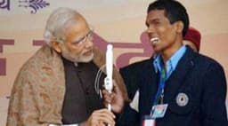 Indian Prime Minister Shri. Narendra Modi handing out a SmartCane to a visually impaired person at ‘Samajik Adhikarita Shivir’